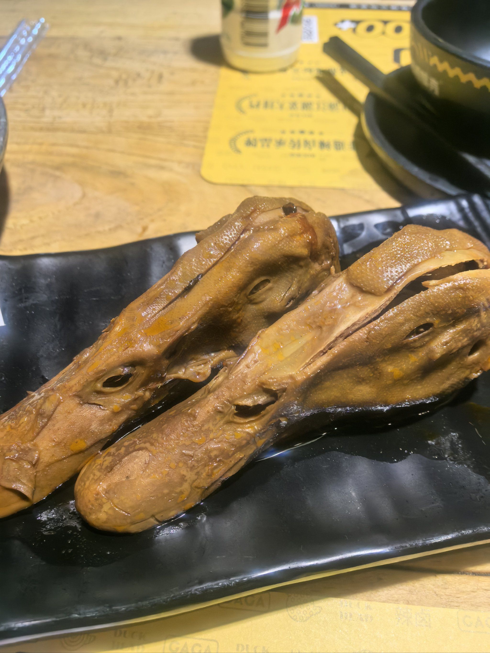 在嘎嘎鸭脑壳的用餐体验,犹如一场味蕾的盛