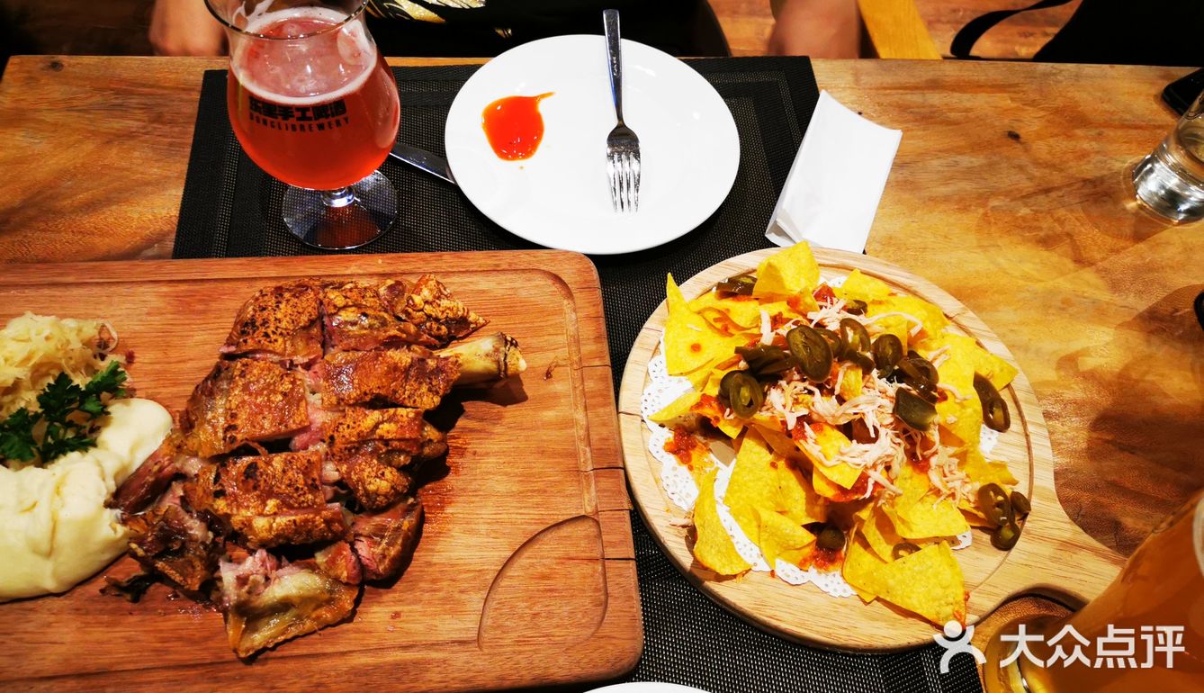 一家让你吃出幸福感的西餐店,超赞的牛油果沙拉,德式烤猪肉配酸椰菜