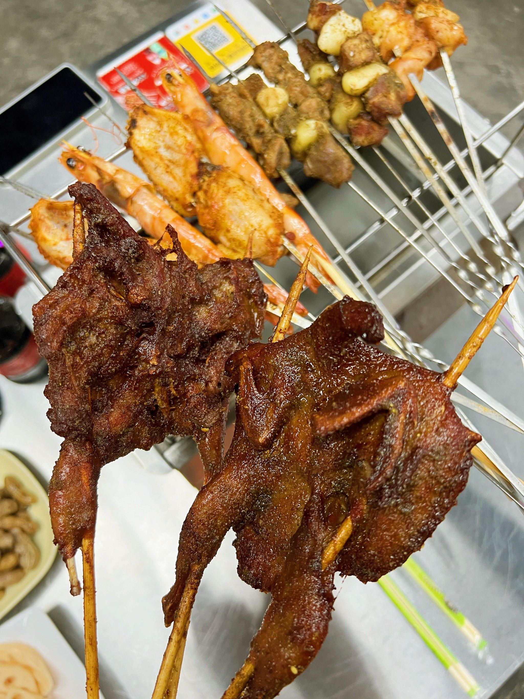 这烤鹌鹑,一口爆汁超好吃啊!