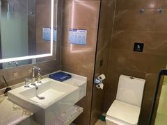 -潮漫酒店(北京通州环球度假区临河里地铁站店)