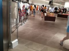 -URBAN REVIVO(高德置地广场·春广场店)