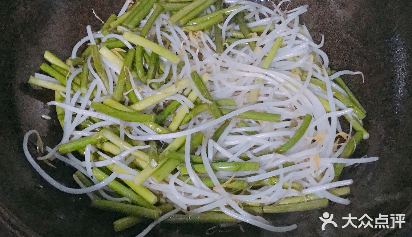 超简单快手又润肠通便的绿豆芽炒蒜苗