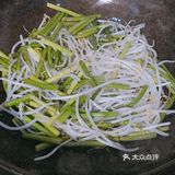 超简单快手又润肠通便的绿豆芽炒蒜苗