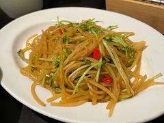 酸辣土豆丝炒豆苗-老头儿油爆虾·1987杭州烟火味(湖滨银泰in77D区店)