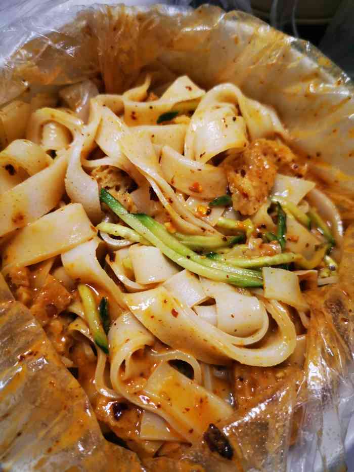 定的外卖,凉皮劲道,酸甜口的,麻酱给的足,拌鸡杂好吃