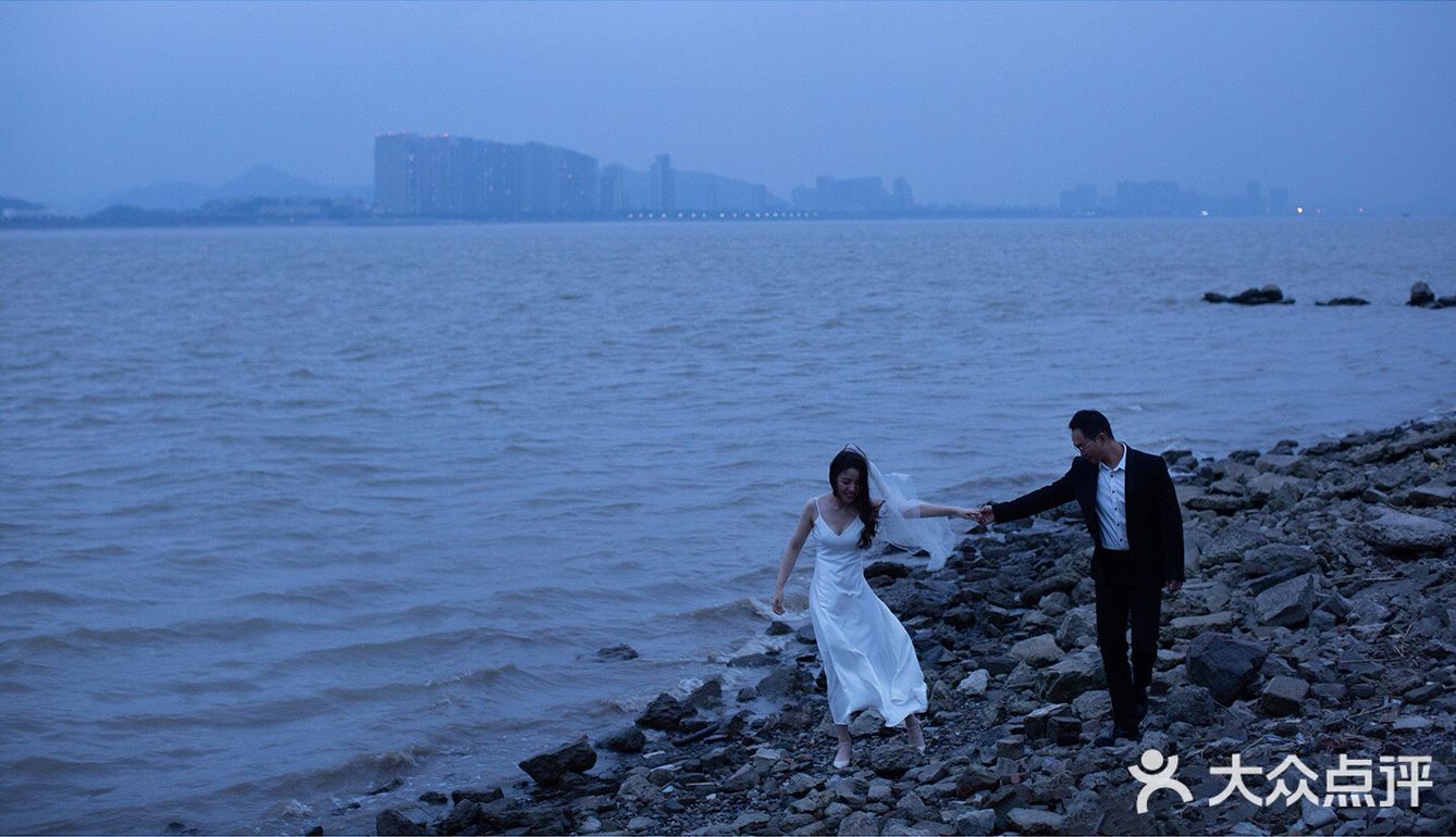 最美婚纱照♥️江边朦胧烟雨下的美景💦