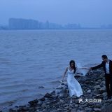 最美婚纱照♥️江边朦胧烟雨下的美景💦