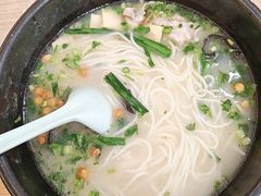 -花馬肆.云南过桥米线(汉神购物广场现场熬汤店)