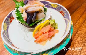 Live Arctic Scallop Sashimi