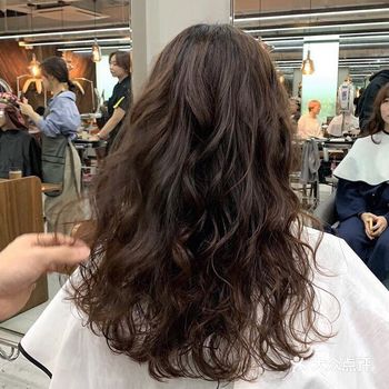 女孩纸都有一个卷发梦  而且很多人哦 都有想要烫一头