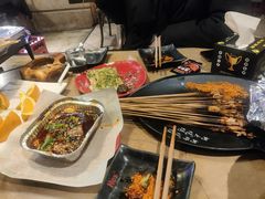 -何师烧烤·香辣蟹·川菜·30年老品牌(太古里旗舰店)