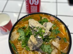 招牌炸酱酸辣米线-肥汁米蘭香港米线(长宁来福士店)