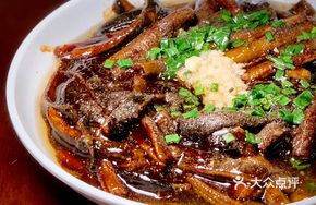 Stir-Fried Fresh Eel Strips in Hot Oil