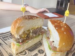 洛杉矶双重车达芝士牛肉汉堡-J·one Bistro吉萬酒厨·牛排