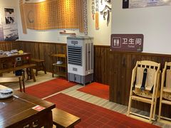 大堂-岳记兴隆·青城腊排铜火锅(融创店)