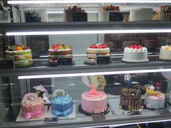 面包甜点陈列柜-卷心卷意·轻甜蛋糕(新光天地店)