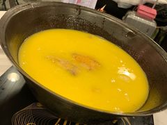 浓厚原只鸡煲花胶汤-鲜入围煮花胶鸡海鲜火锅