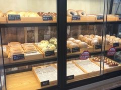 面包甜点陈列柜-啊噗吐呦现场烘焙(麦凯乐店)