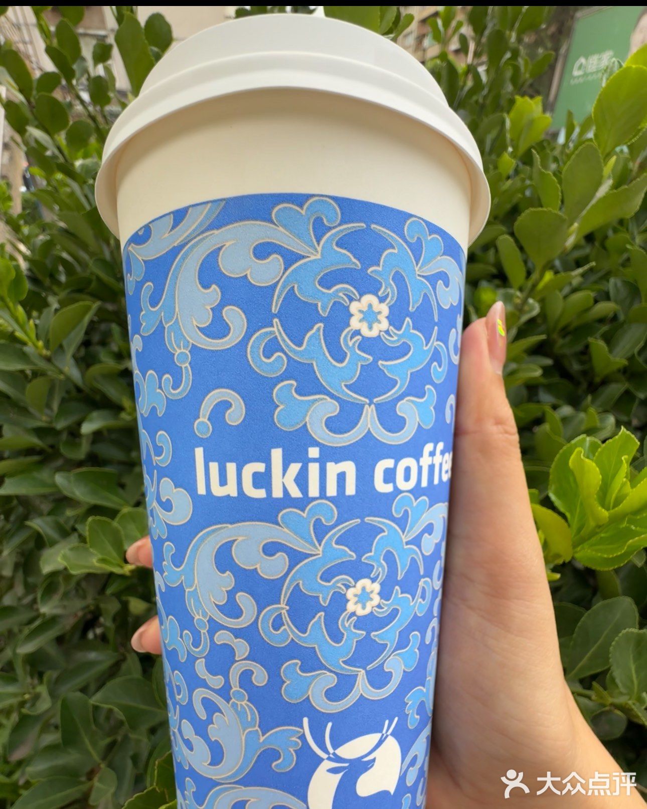 卧卧卧！刘亦菲代言瑞幸咖啡了！