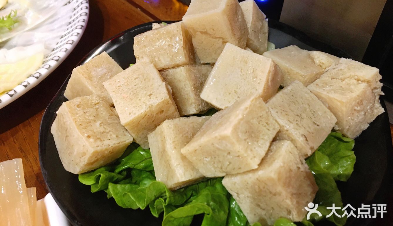 隐约透着漂亮的橙粉色虾滑，口感丰富又入味