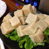 隐约透着漂亮的橙粉色虾滑，口感丰富又入味