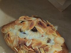巴旦木提子奶油包-CARINO BAKERY&CAFE(南方商城店)
