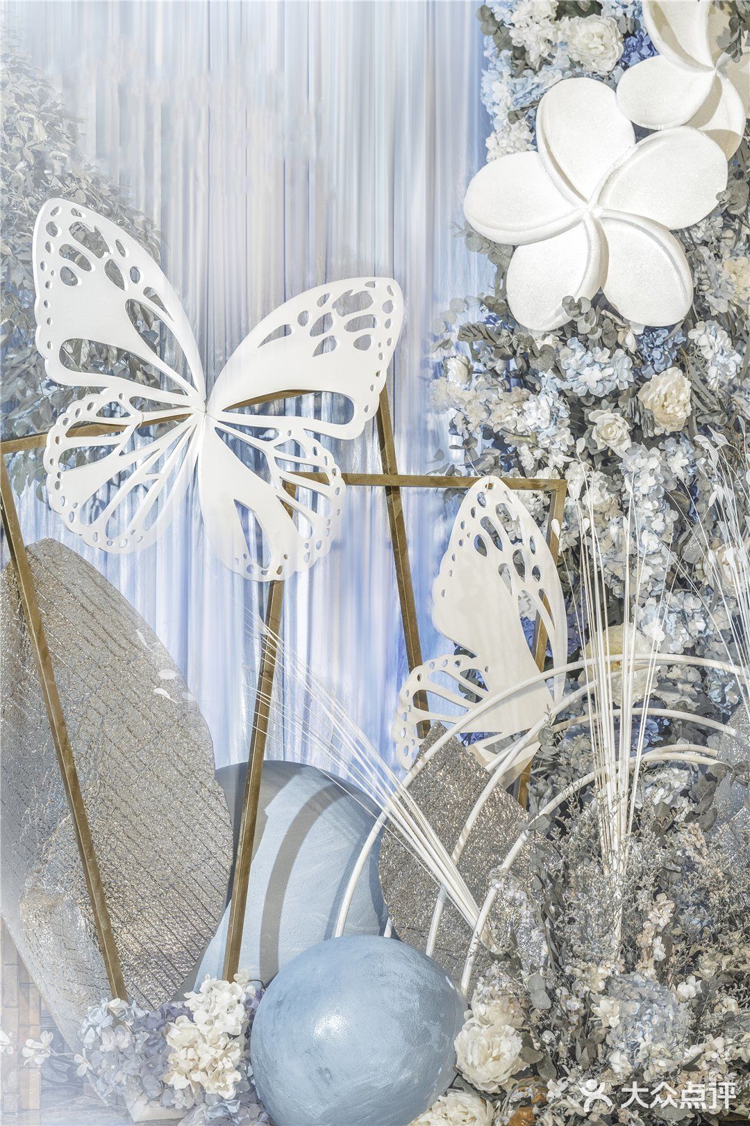 考虑中间仪式区做的大型吊顶效果