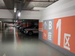 -绿地缤纷城-停车场