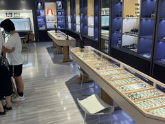 -宏宇眼镜蔡司依视路折扣店(兆佳眼镜城店)