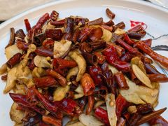 干辣椒炒美味牛肝菌-蔼若春.传承三十年云南菜(金碧公园店)