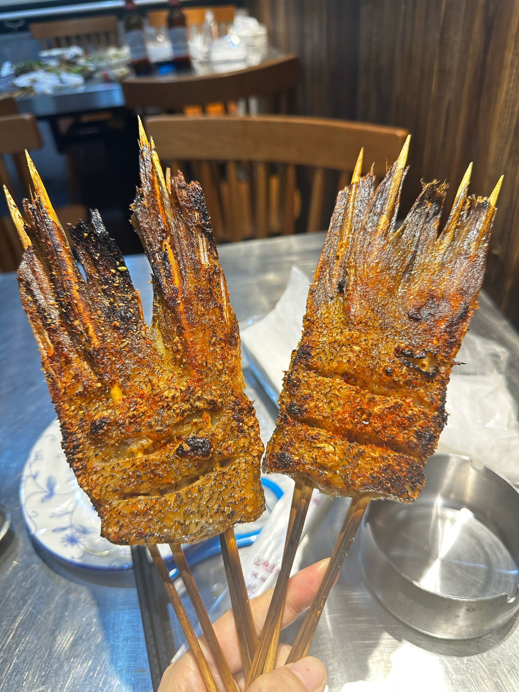 n小的时候妈妈就喜欢做清蒸鸦片鱼头,现在发现烤鱼头鱼尾才是yyds!