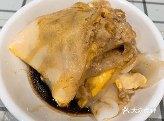 肠粉的做法：1、1量杯肠粉专用粉加1