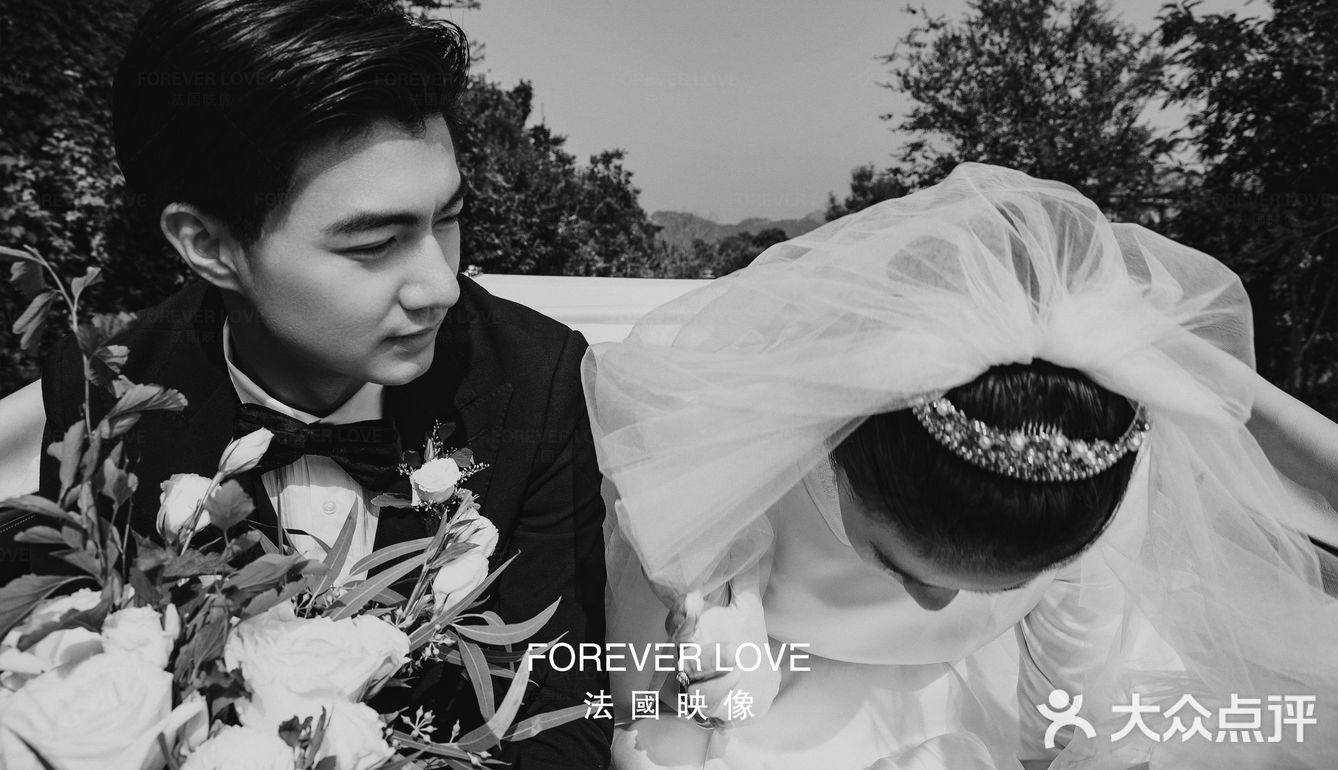 乘坐马车巡游，在古堡前拍婚纱照