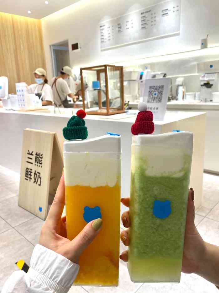 兰熊鲜奶(金地广场店)-"他家的店铺是很有特色的,白色的店铺装修风.