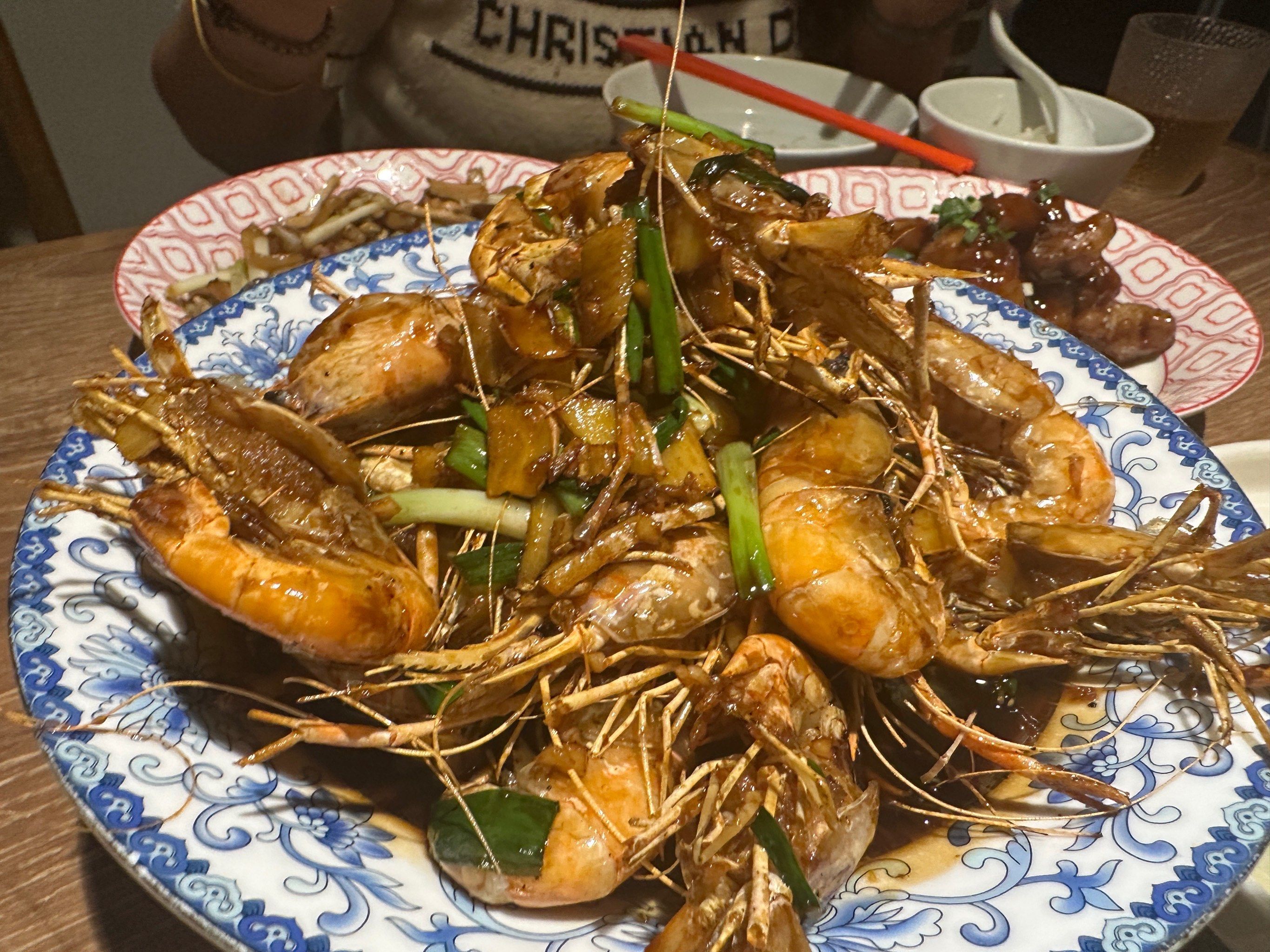 老头儿油爆虾:杭州小河直街的美食宝藏,地道杭帮风味尽在此处