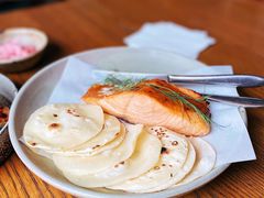 烟熏三文鱼配烤饺子皮和芥末籽酱-BOR Eatery(安福路店)
