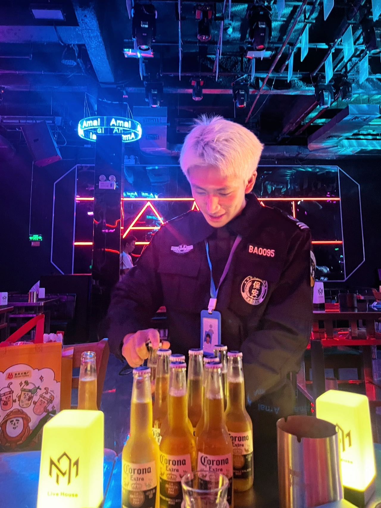 什么⁉️这个酒吧的保安酷似黄景瑜!