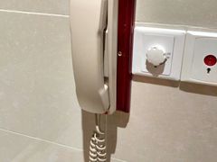 2号楼高级行政大床房-电话还有个木头底座，有点复古-春兰国宾馆(凤城河风景区老街店)