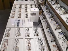 -LOOK眼镜·蔡司依视路配镜(宝山万达店)