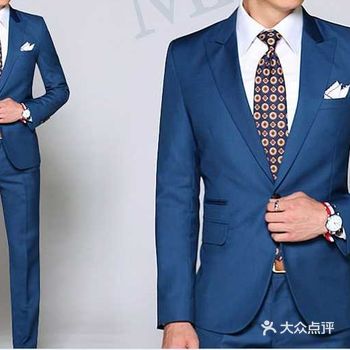 蓝色西服配什么颜色的衬衫