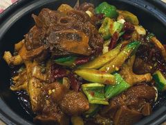 姜辣凤爪烧猪蹄-江城燕子大排档(江汉路步行街店)