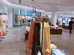 -URBAN REVIVO(高德置地广场·春广场店)