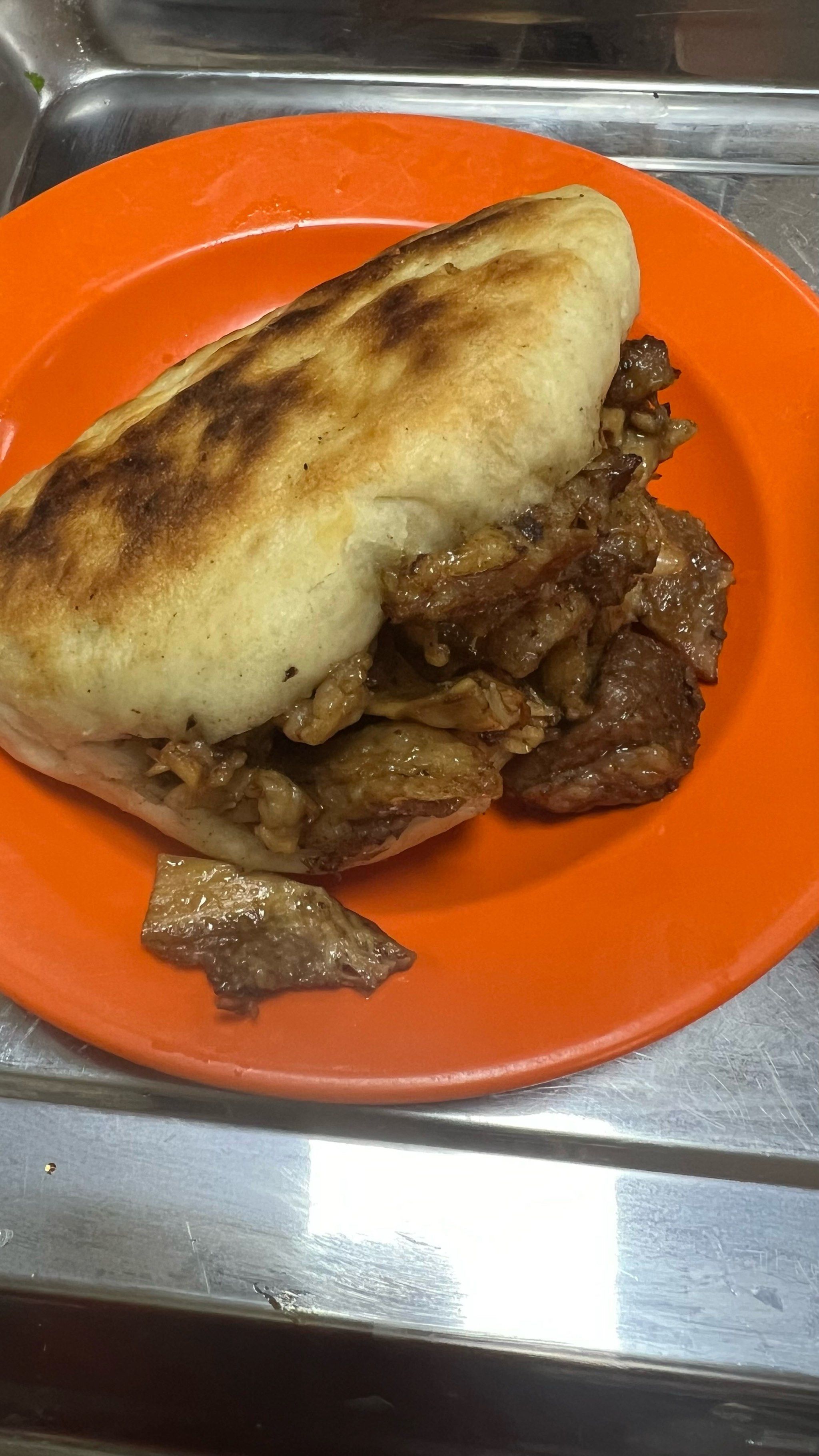 足足实实往外冒肉的烧饼夹牛肉值得时不时地跑一趟