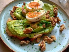 牛油果煮蛋吐司-RAC BAR(安福路店)