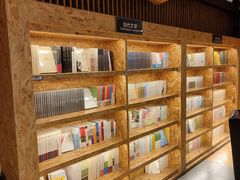 -新华里咖啡书吧(新华书店小寨店)