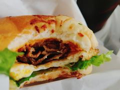 秘汁炭烤风味牛堡·尊享版-必胜客(经开万达店)