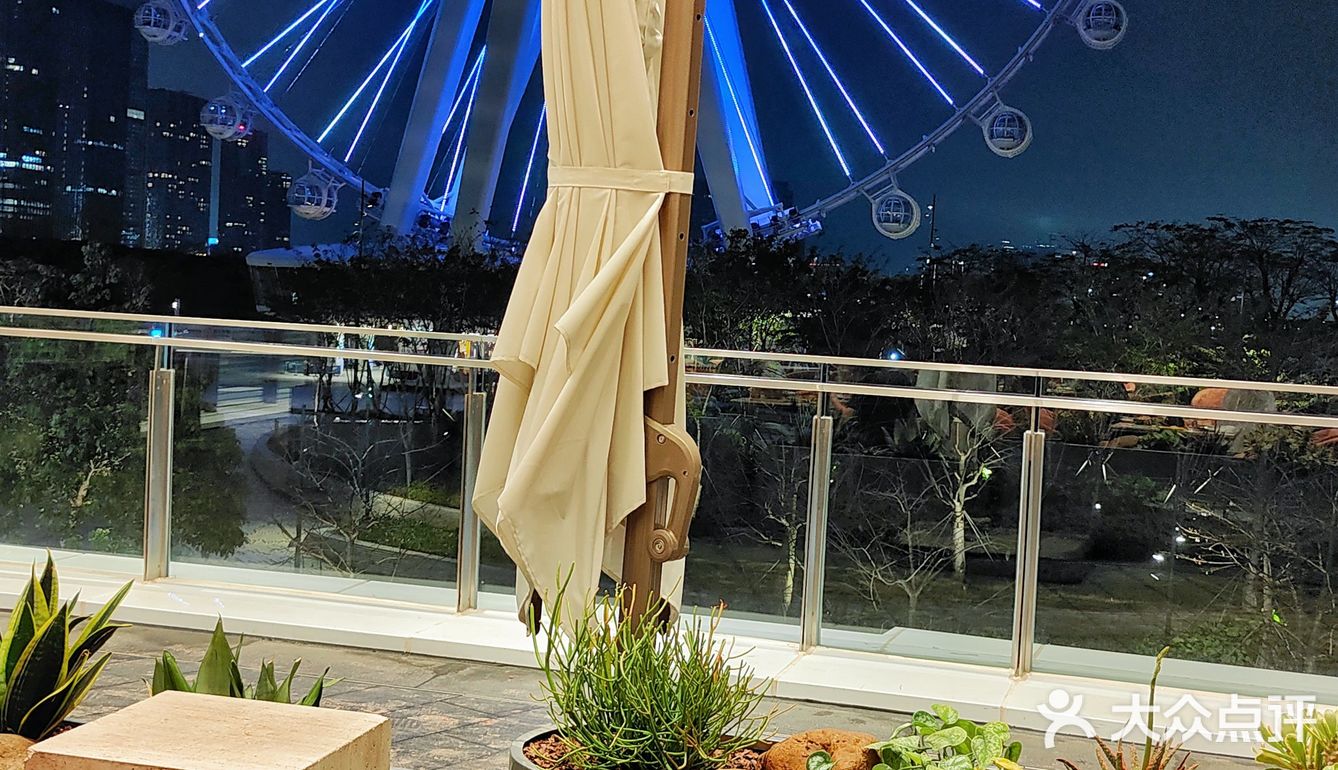 一家浪漫的约会圣地洞穴风、鲜花、美景