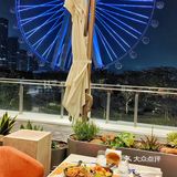 一家浪漫的约会圣地洞穴风、鲜花、美景