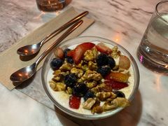 野莓核桃蜂蜜希腊酸奶-The Rug Cafe(王府中环店)