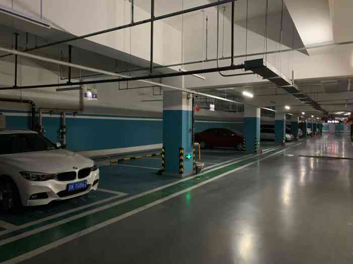 万霖科技大厦-停车场-"这个大厦的停车场挺大的,周末晚上来吃饭倒.